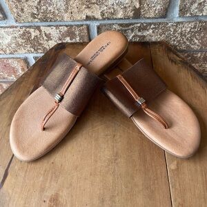 Andre’ Assous Nice Featherweights Sandals Size 8 Made in Spain Thong Style Mint!